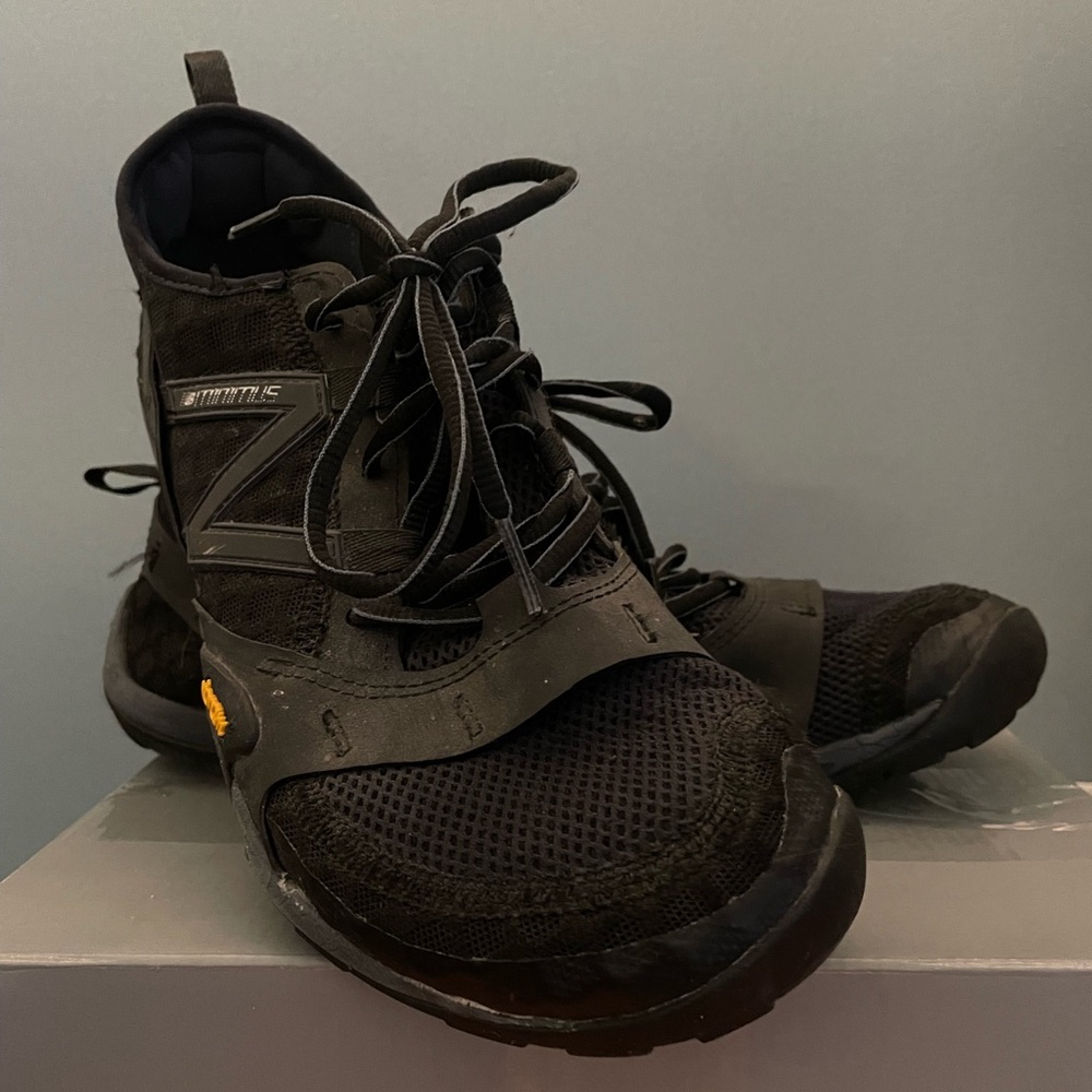 Men’s New Balance Minimus Black Trail Running Shoes US 9.5 2E Vibram Sole MT10SB